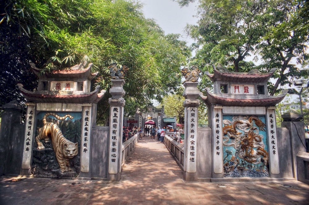 The panels depicting the dragon and tiger at the temple’s entrance symbolize wisdom and strength